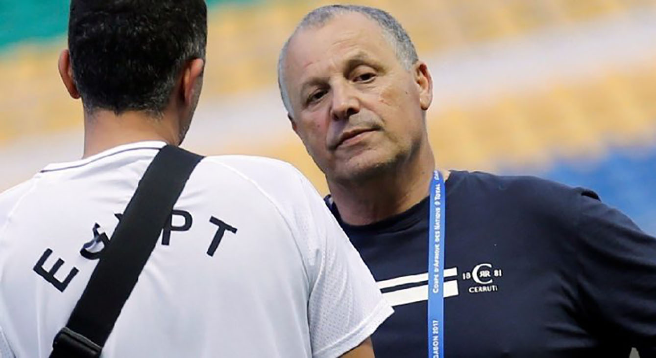 LE PRÉSIDENT DE LA FÉDÉRATION ÉGYPTIENNE LIMOGE LE SÉLECTIONNEUR ET DÉMISSIONNE LE PRÉSIDENT DE LA FÉDÉRATION ÉGYPTIENNE LIMOGE LE SÉLECTIONNEUR ET DÉMISSIONNE