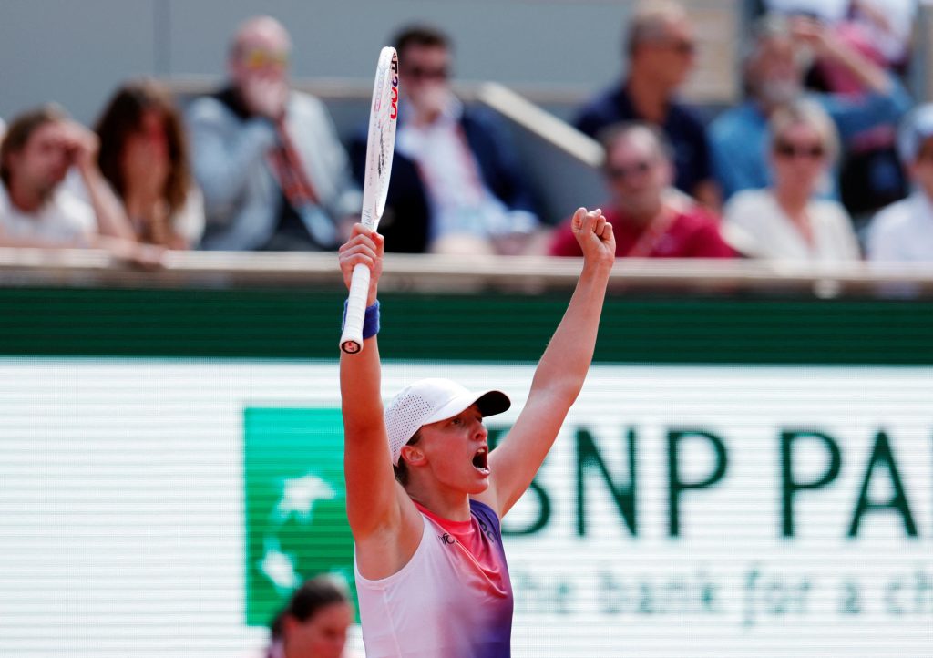 Iga Swiatek en finale Roland-Garros après avoir dominé Coco Gauff